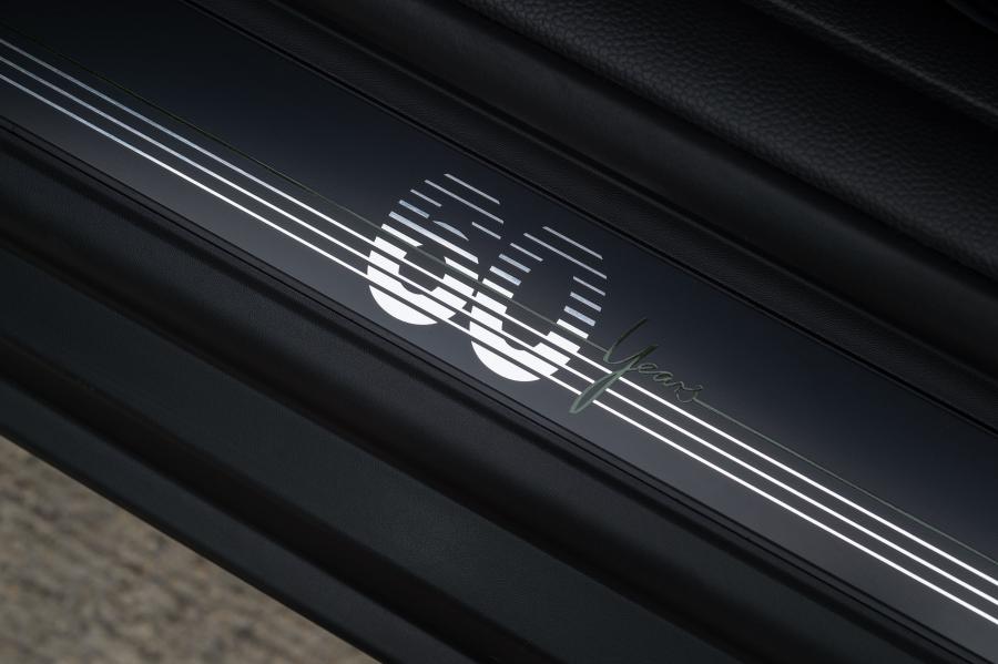 Детали интерьера Mini Cooper 60 Years Edition (F56) 2019 года  (WW) (фото 92 из 189)